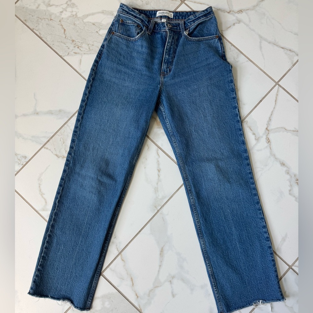 Abercrombie Fitch~90s Relaxed Jeans~High Rise Curve Love~Raw Edge~28/6~Med Wash